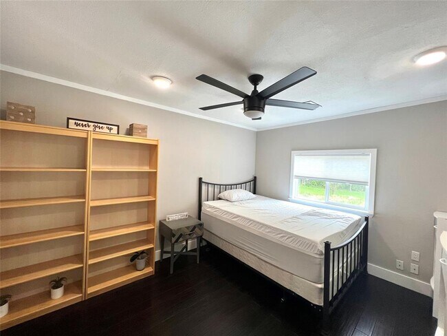 Building Photo - 3500 Del Robles Dr