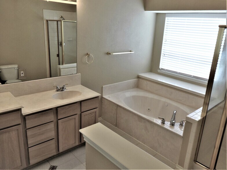 Building Photo - 1809 Mapleleaf Dr