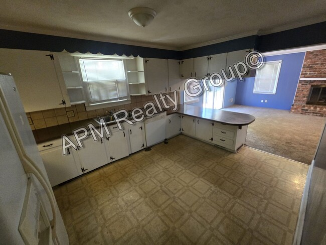 Building Photo - Spacious two bedroom house off Two Notch