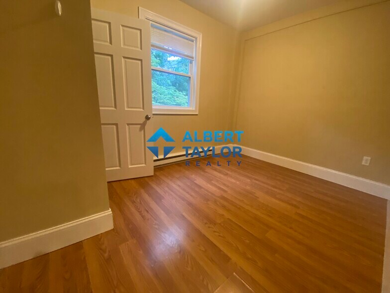 Building Photo - 44 Hillside St