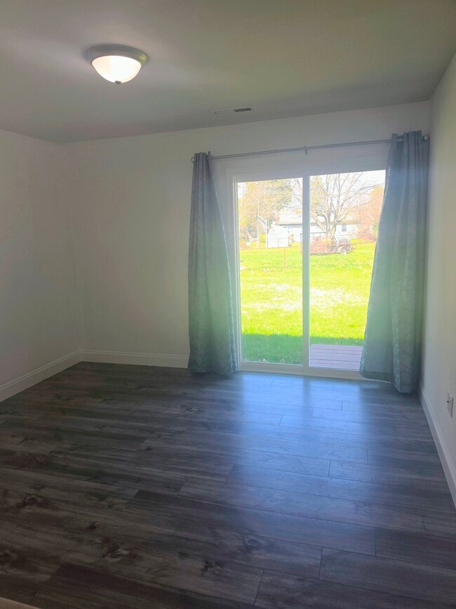 Building Photo - 745 River Rd