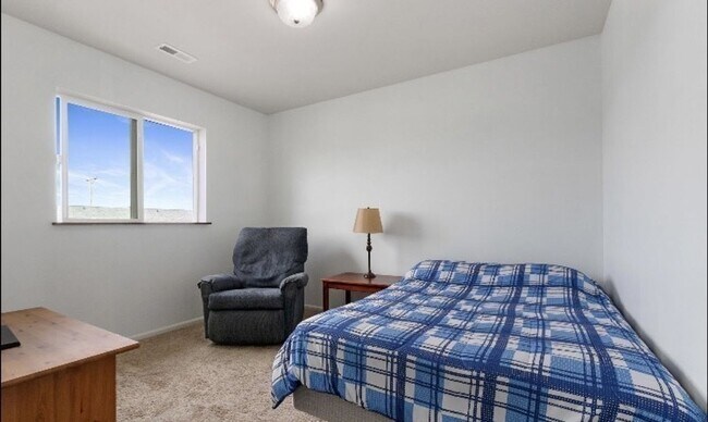 Building Photo - Large 4 bedroom home-Pet friendly!