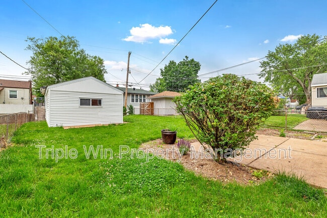 Building Photo - 7035 Plainview Ave