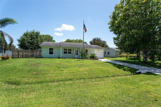 Building Photo - 618 SW Ray Ave