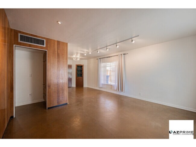 Building Photo - Sunlit Comfort &amp; Spacious Style in thi...