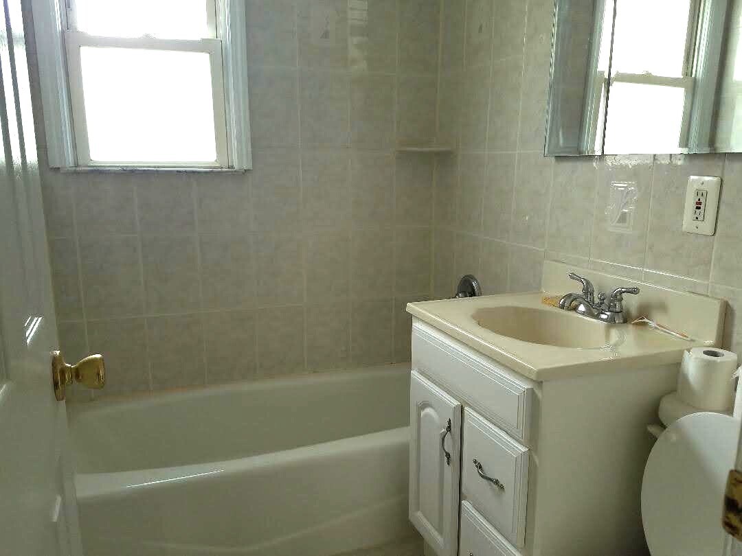 Building Photo - 625 E Broadway