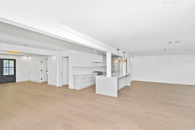 Building Photo - 1520 Villanova Dr