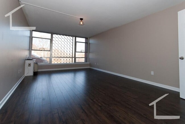 Building Photo - Huge 1 bed in Chestnut Hill