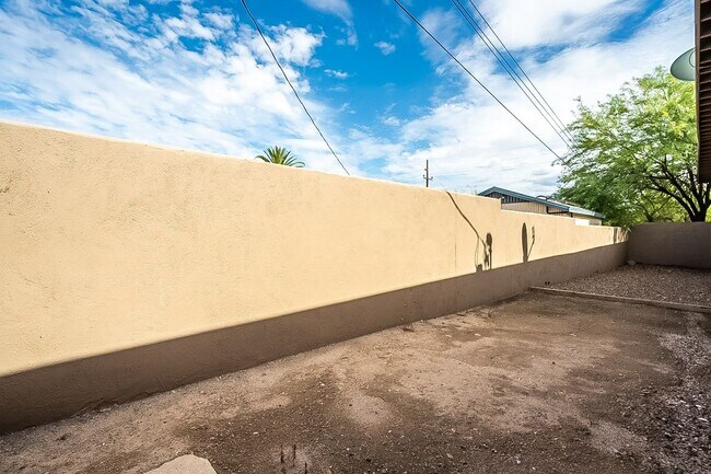 Building Photo - 928 E 6th St