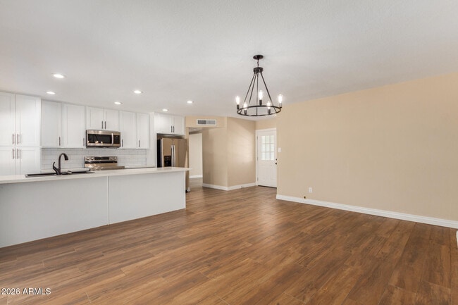 Building Photo - 1102 E Alameda Dr