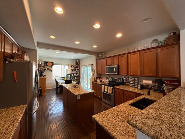 Building Photo - 6 Bed 4 Bath Home with 3000+ SQFT in Stetson Hills!!!