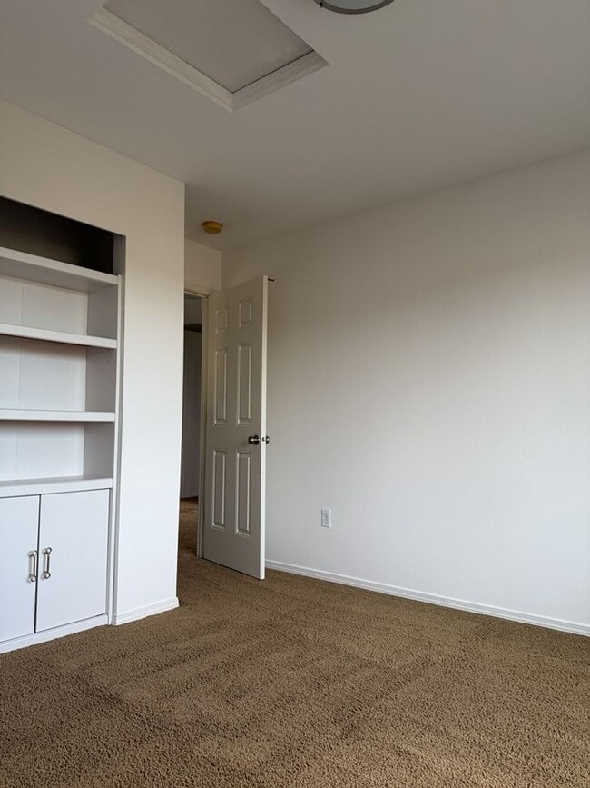 Building Photo - Spacious 3 Bed/2.5 Bath Federal Way Home.