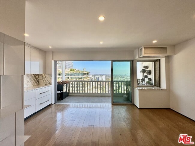 Primary Photo - 999 N Doheny Dr