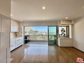 Building Photo - 999 N Doheny Dr