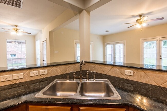 Building Photo - 1547 Lakeside Enclave Dr