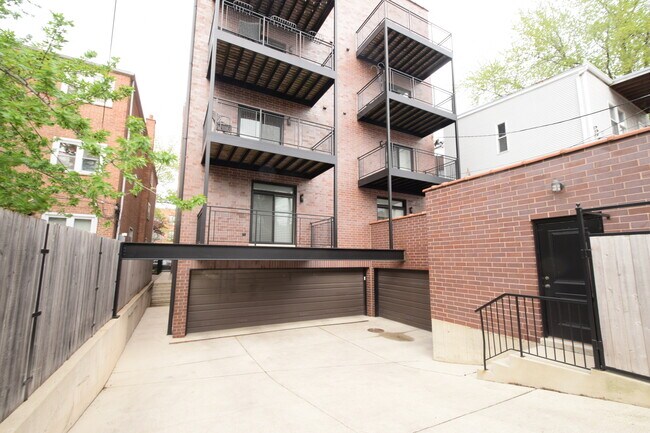 Building Photo - 2848 N Sheffield Ave