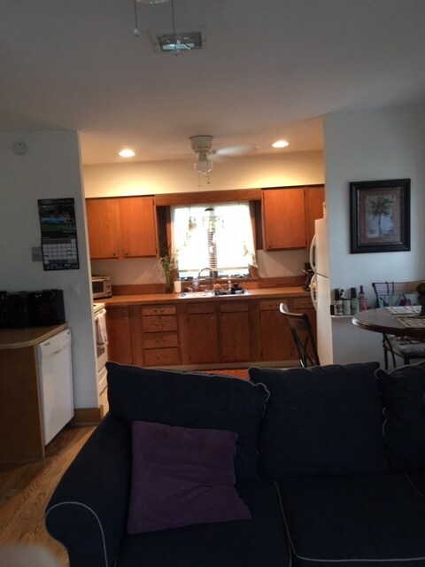 Building Photo - 381 Feura Bush Rd