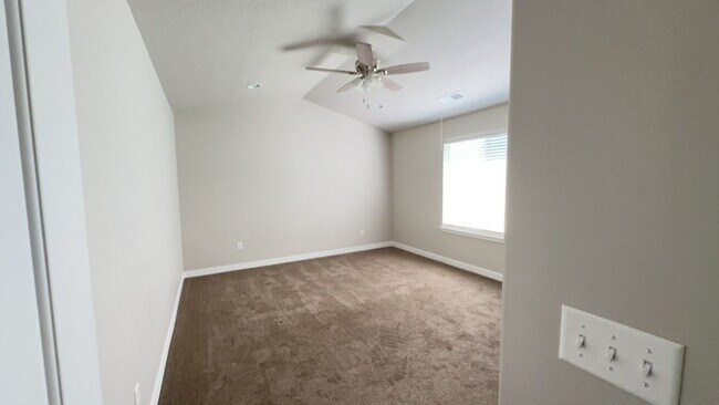 Building Photo - 823 N Wellington Ct