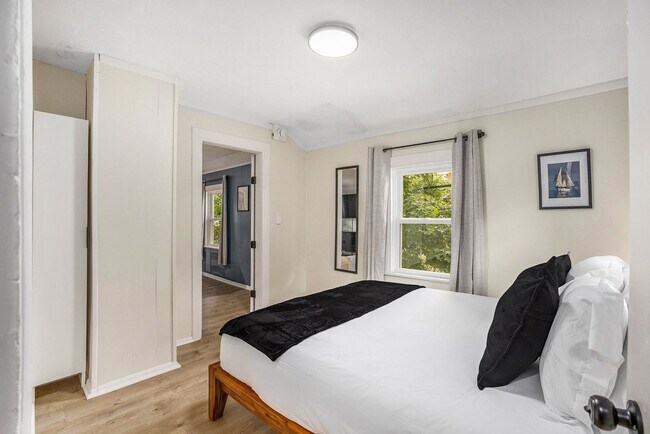 Building Photo - 37 Gold Ave NW