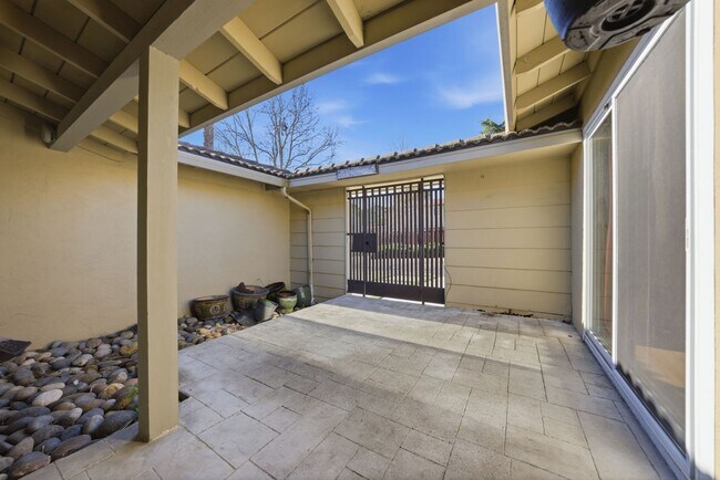 Building Photo - Large Oakland Hills Home With Large Garage/Yard +Laundry Hook-Ups!