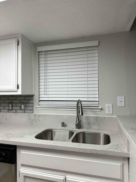 Building Photo - 2600 Brookside Dr