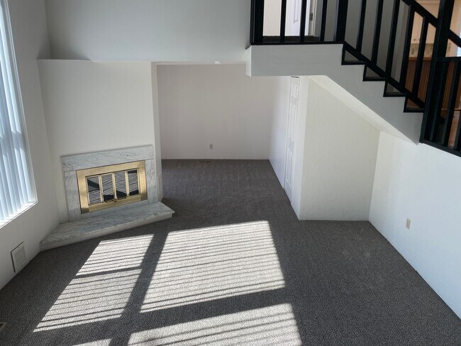 Building Photo - 2BR 1BA Duplex On Lake!!