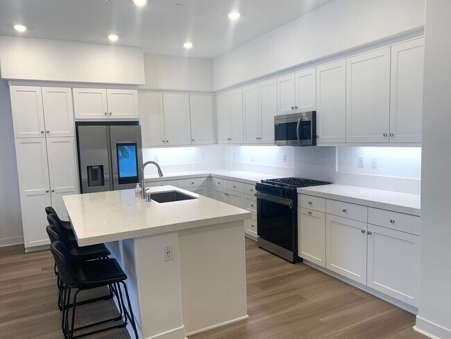 Building Photo - State of the Art-Trendy 1+1 Luxury Condo i...