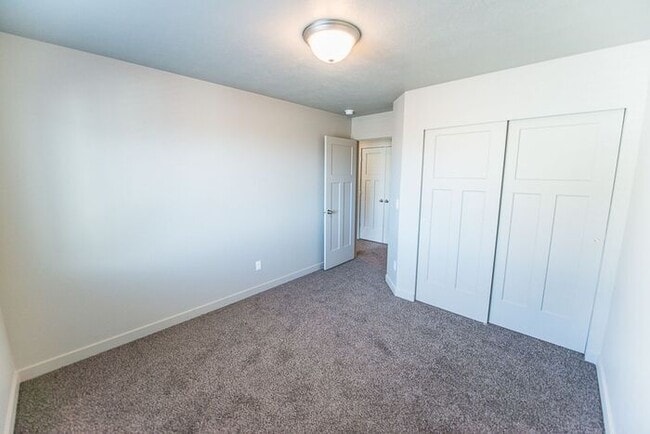 Building Photo - The Overlook in Herriman - Gorgeous Townhome
