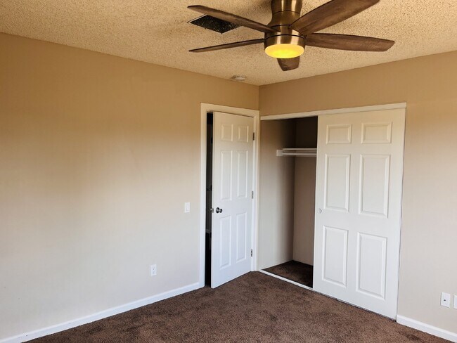 Building Photo - Charming 3-Bedroom with 2 Full Baths on th...