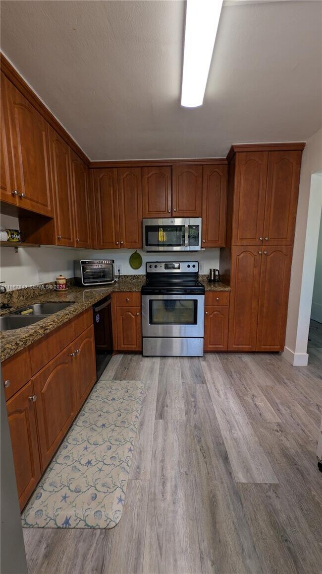 Building Photo - 369 Lakeview Dr