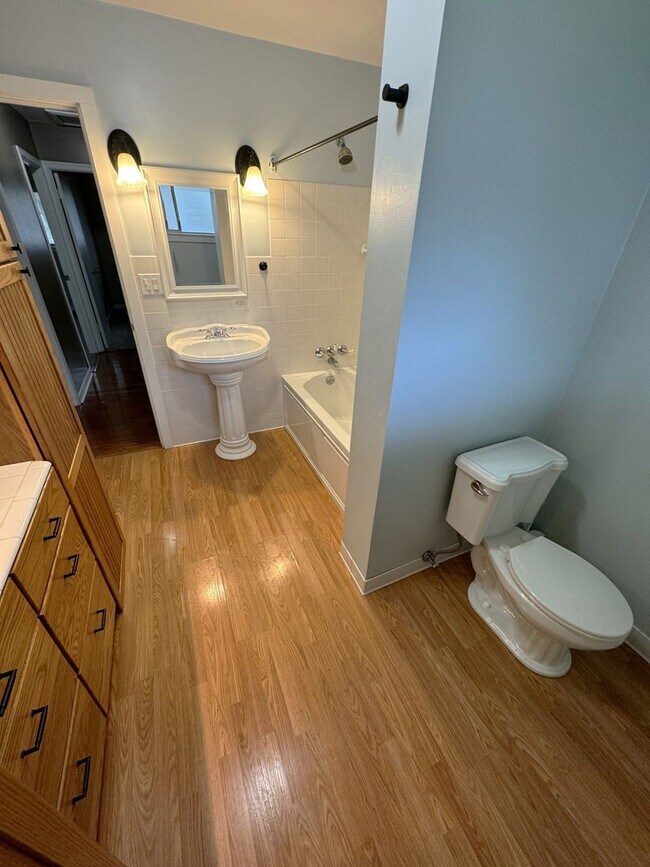 Building Photo - 3 Bedroom- Upper Arlington area