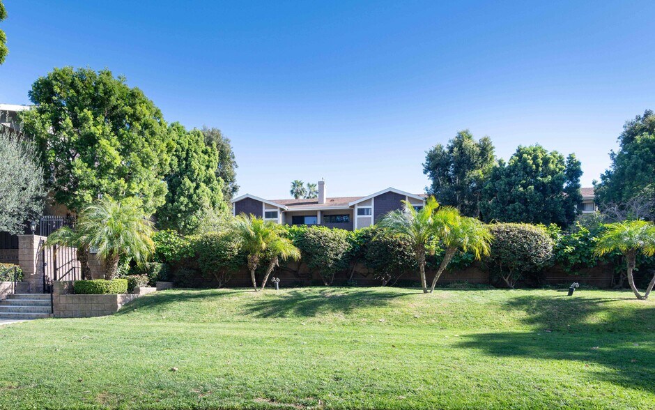 Building Photo - 5848 Canterbury Dr