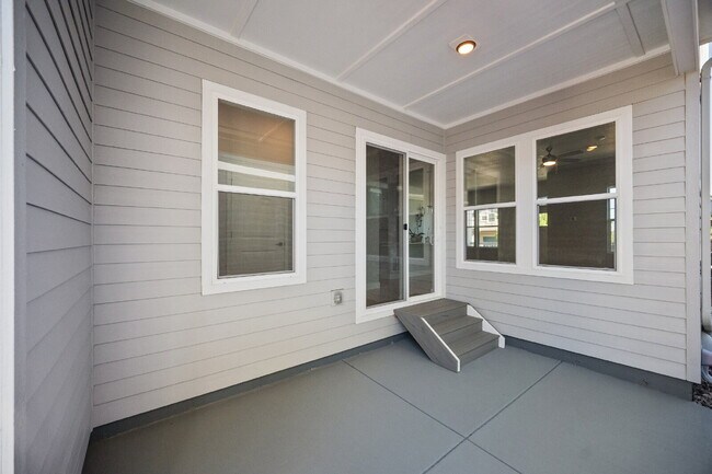Building Photo - Modern 4 Bedroom, 2 Bathroom Westside Home with Balcony Views of Garden of the Gods!