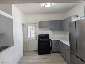 Building Photo - 545 W 36th St