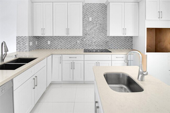 Building Photo - 425 SW 129th Ave