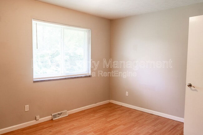 Building Photo - 123 Louella Dr