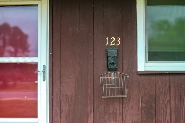Building Photo - Comfortable Single-Family Living with All-...