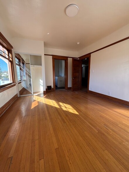 Building Photo - 2618 Kenwood Ave