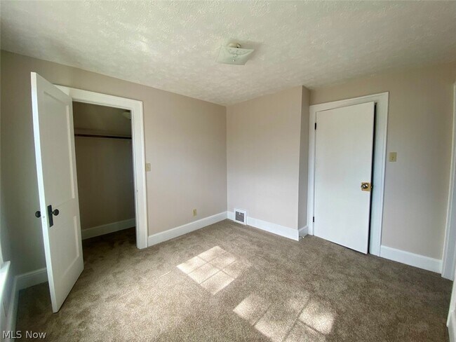 Building Photo - 623 Doris Ave