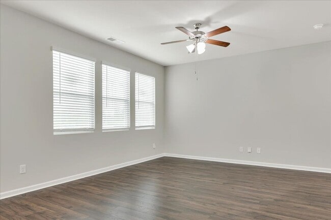 Building Photo - MOVE IN READY