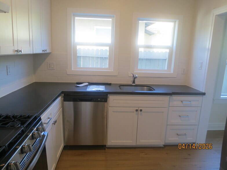 Building Photo - 2045 S Harcourt Ave