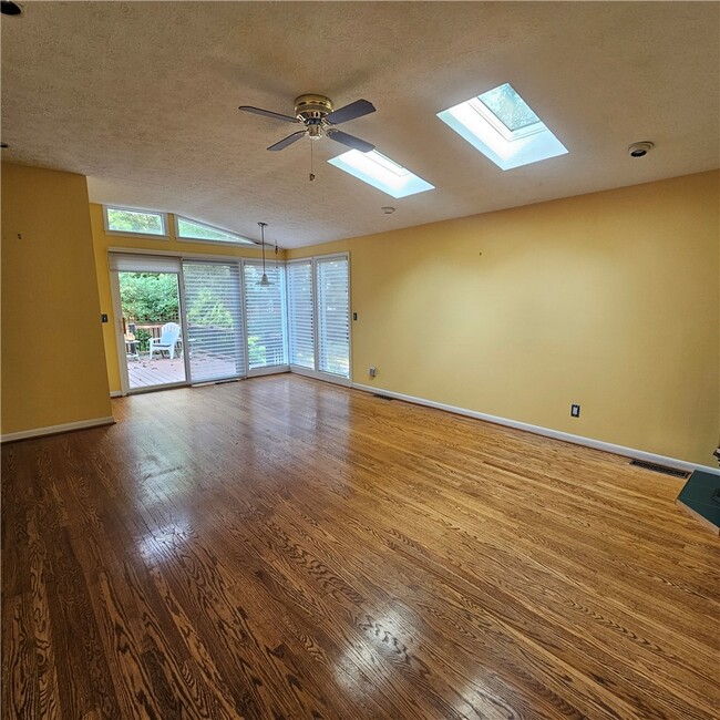 Building Photo - 50 Greenview Dr