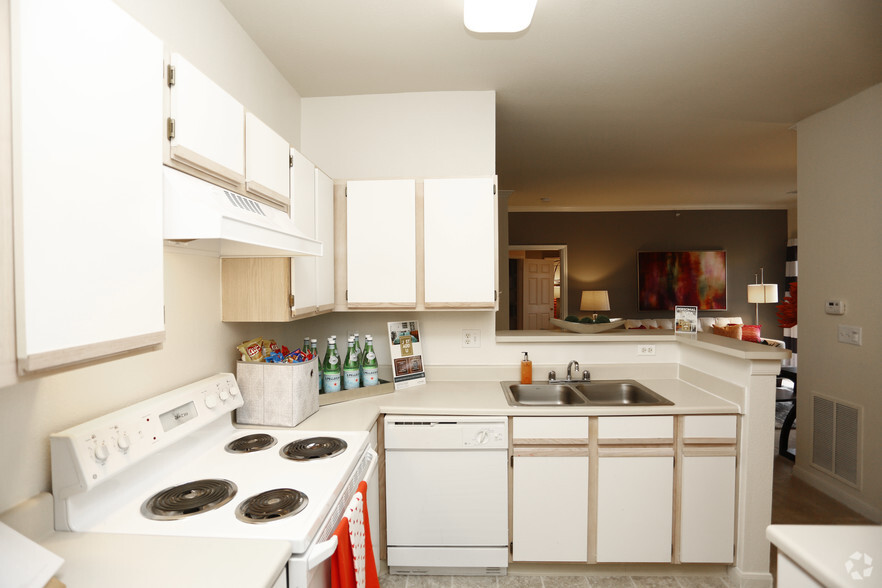 Kitchen - Center Point Apartments