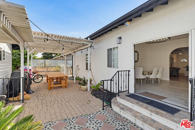 Building Photo - 9209 Paramount Blvd