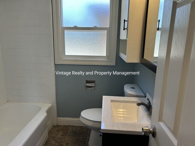 Building Photo - New On The Rental Market This Nice Single Story 3 Bedroom Home!!!