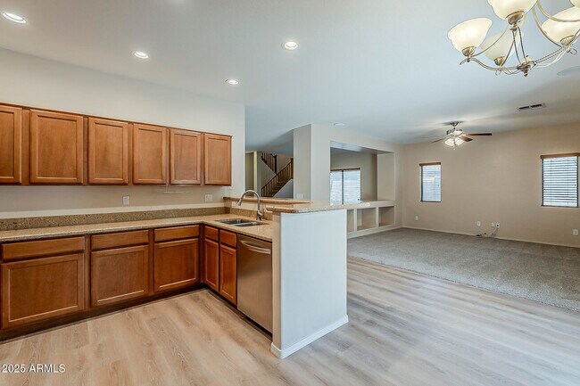 Building Photo - 519 E Rainbow Dr
