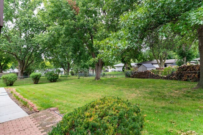 Building Photo - 6012 Fleetwood Dr