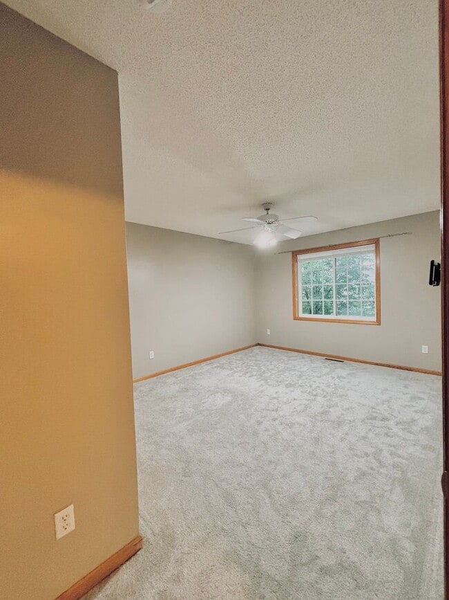 Building Photo - Gorgeous 3 Bedroom 4 Bath End Unit in Eagan