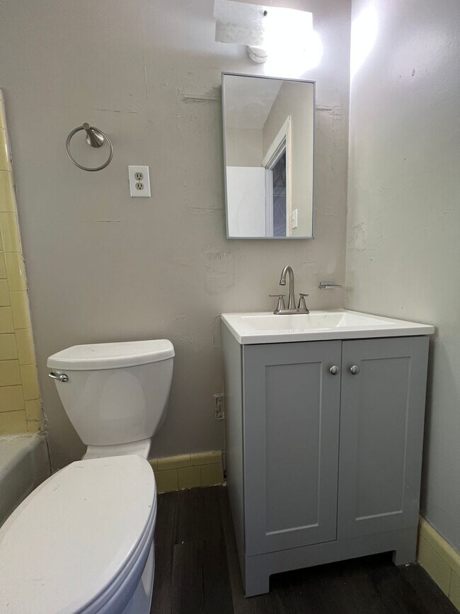 Building Photo - $1,450 ** Annual Lease ** 2 Bedroom / 1 Ba...