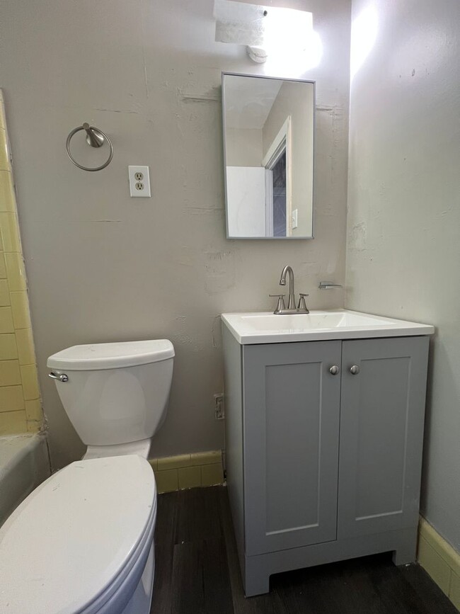 Building Photo - $1,550 ** Annual Lease ** 2 Bedroom / 1 Ba...